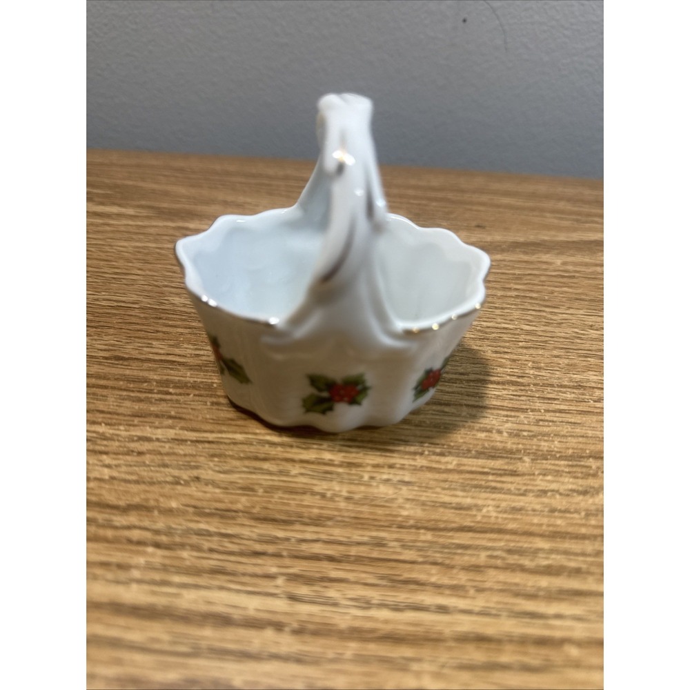 Vintage Lefton Holly Berry Small Basket China 04843‎ Gold Trim Christmas Trinket